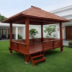 Gazebo minimalis kayu jati dengan atap limasan untuk taman rumah dan area outdoor
