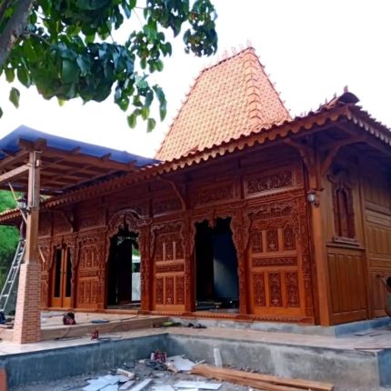Rumah Joglo Gebyok Ukir Kayu Jati tradisional Jawa dengan desain mewah dan kokoh
