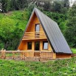 Rumah Segitiga Kayu Jati Elegan Cocok Untuk Staycation