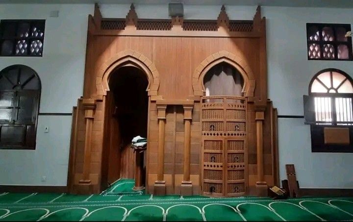 b065bd6bd35e70d503c83b46a95d903e Mihrab Masjid Kayu Jati Perhutani Ukiran Kaligrafi Model Terbaru - Image 1