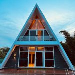 Rumah Segitiga Kayu Estetik dengan Finishing Berkualitas