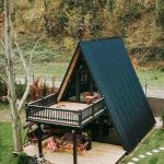 Rumah Segitiga Kayu Minimalis dengan Material Kayu Jati Pilihan