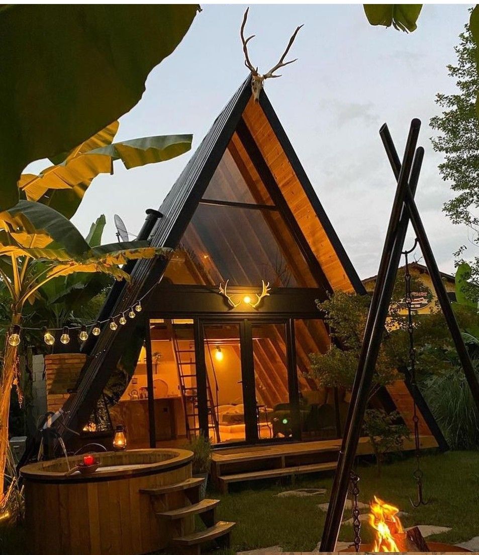 2ec63f17e9c22ca5d25f35ab22640682 Rumah Segitiga A-Frame Kayu – Desain Unik dan Kekinian - Image 1